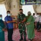 Bupati Tanjab Timur Romi Haryanto memberikan cinderamata kepada Letkol Inf Erwan Susanto, Rabu (30/3/22). FOTO : PENDIMTJB