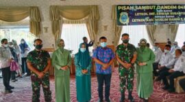 Letkol Inf Kav Muslim Rahim, Letkol Inf Erwan Susanto dan Bupati Tanjab Timur Romi Haryanto beserta Istri saat foto bersama. FOTO : PENDIMTJB