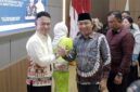 Ketua DPRD Kabupaten Tanjung Jabung Barat, Hamdani, S.E. (kanan), berjabat tangan erat dengan Kepala Kejaksaan Negeri Tanjab Barat, Anton Rahmanto, S.H., M.H. (kiri), dalam acara malam perpisahan di Aula Rumah Dinas Bupati, Sabtu (2/5/2026). Acara ini menandai pelepasan Anton Rahmanto yang mendapatkan promosi jabatan baru sebagai Asisten Tindak Pidana Khusus Kejaksaan Tinggi Kalimantan Selatan. (FOTO : Dok. Istimewa/HMS)