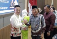 Ketua DPRD Kabupaten Tanjung Jabung Barat, Hamdani, S.E. (kanan), berjabat tangan erat dengan Kepala Kejaksaan Negeri Tanjab Barat, Anton Rahmanto, S.H., M.H. (kiri), dalam acara malam perpisahan di Aula Rumah Dinas Bupati, Sabtu (2/5/2026). Acara ini menandai pelepasan Anton Rahmanto yang mendapatkan promosi jabatan baru sebagai Asisten Tindak Pidana Khusus Kejaksaan Tinggi Kalimantan Selatan. (FOTO : Dok. Istimewa/HMS)