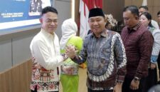 Ketua DPRD Kabupaten Tanjung Jabung Barat, Hamdani, S.E. (kanan), berjabat tangan erat dengan Kepala Kejaksaan Negeri Tanjab Barat, Anton Rahmanto, S.H., M.H. (kiri), dalam acara malam perpisahan di Aula Rumah Dinas Bupati, Sabtu (2/5/2026). Acara ini menandai pelepasan Anton Rahmanto yang mendapatkan promosi jabatan baru sebagai Asisten Tindak Pidana Khusus Kejaksaan Tinggi Kalimantan Selatan. (FOTO : Dok. Istimewa/HMS)