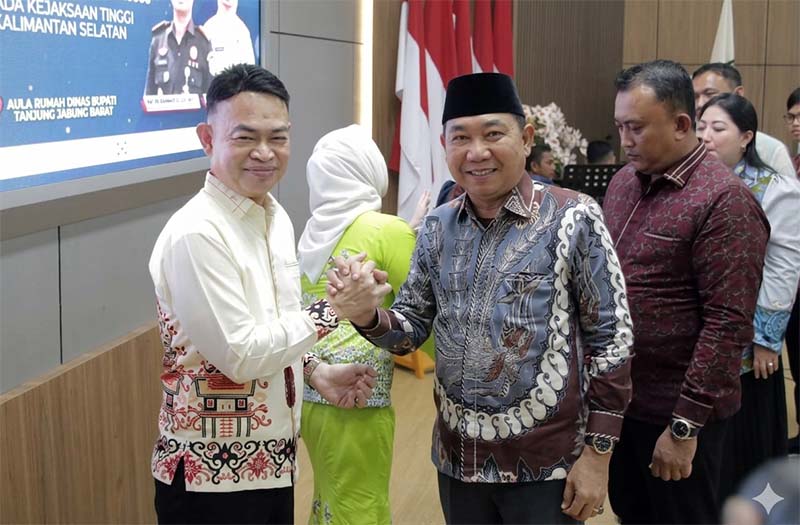 Ketua DPRD Kabupaten Tanjung Jabung Barat, Hamdani, S.E. (kanan), berjabat tangan erat dengan Kepala Kejaksaan Negeri Tanjab Barat, Anton Rahmanto, S.H., M.H. (kiri), dalam acara malam perpisahan di Aula Rumah Dinas Bupati, Sabtu (2/5/2026). Acara ini menandai pelepasan Anton Rahmanto yang mendapatkan promosi jabatan baru sebagai Asisten Tindak Pidana Khusus Kejaksaan Tinggi Kalimantan Selatan. (FOTO : Dok. Istimewa/HMS)