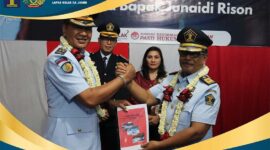 Momen Pelepasan dan Pisah Sambut Kepala Lapas Kelas II A Jambi lama Bapak Emmanuel Harefa (kanan) dan Kalapas Baru Bapak Junaidi Rison (kiri), Sabtu (1/7/23). FOTO : HMS