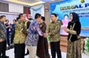 Wakil Bupati Dr. H. Katamso SA, S.E., M.E. saat memberikan ucapan selamat bertugas kepada Kapolda Jambi yang baru, Irjen Pol. Drs. Widodo, S.H., M.H., pada acara Kenal Pamit di Gedung Siginjai Polda Jambi, Rabu (14/10/2026). (Foto: Istimewa/Prokopim)