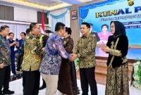 Wakil Bupati Dr. H. Katamso SA, S.E., M.E. saat memberikan ucapan selamat bertugas kepada Kapolda Jambi yang baru, Irjen Pol. Drs. Widodo, S.H., M.H., pada acara Kenal Pamit di Gedung Siginjai Polda Jambi, Rabu (14/10/2026). (Foto: Istimewa/Prokopim)