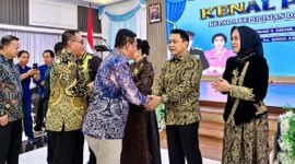 Wakil Bupati Dr. H. Katamso SA, S.E., M.E. saat memberikan ucapan selamat bertugas kepada Kapolda Jambi yang baru, Irjen Pol. Drs. Widodo, S.H., M.H., pada acara Kenal Pamit di Gedung Siginjai Polda Jambi, Rabu (14/10/2026). (Foto: Istimewa/Prokopim)