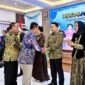 Wakil Bupati Dr. H. Katamso SA, S.E., M.E. saat memberikan ucapan selamat bertugas kepada Kapolda Jambi yang baru, Irjen Pol. Drs. Widodo, S.H., M.H., pada acara Kenal Pamit di Gedung Siginjai Polda Jambi, Rabu (14/10/2026). (Foto: Istimewa/Prokopim)