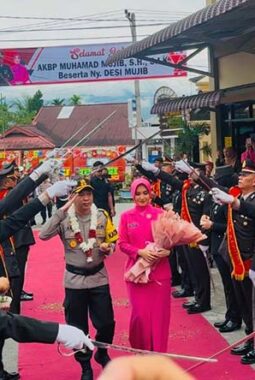 Resmi Jabat Kapolres Kerinci, Kedatangan AKBP Arya Tesa Brahmana Disambut Tarian dan Pedang Pora