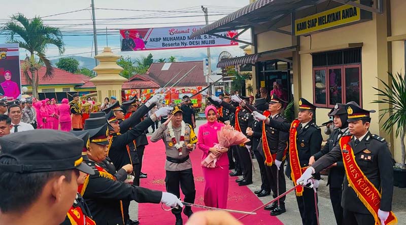 Tiba di Mapolres Kerinci, AKBP Arya Tesa Brahmana Disambut Tarian dan Tradisi Pedang Pora