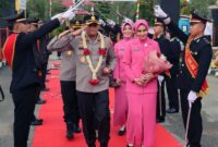 AKBP Heri Supriawan, SIK dan istri disambut dengan Tradisi Pedang Pora Saat Tiba Memasuki Mapolres Tanjab Tumur. FOTO : Hms