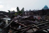 Serpihan Bangunan Rumah Warga Ambruk Dihantam Puting Beliung Sanglar. FOTO : BPBD