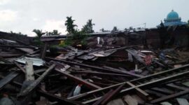 Serpihan Bangunan Rumah Warga Ambruk Dihantam Puting Beliung Sanglar. FOTO : BPBD