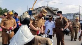 Pj. Bupati Muaro Jambi Bachyuni Deliansyah bersama Forkopimda membagikan bendera Merah Putih kepada pengguna jalan di Jalan Utama Jalur Dua Kota Sengeti, Senin (8/8/22). FOTO : Ist