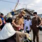 Pj. Bupati Muaro Jambi Bachyuni Deliansyah bersama Forkopimda membagikan bendera Merah Putih kepada pengguna jalan di Jalan Utama Jalur Dua Kota Sengeti, Senin (8/8/22). FOTO : Ist