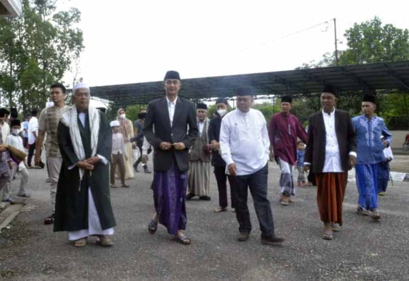 Pj bupati Muarojambi Bachyuni Deliansyah, SH, MH Serahkan Sapi Kurban ke Masjid Al-Abror. FOTO : Noval