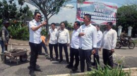 Pj Bupati Muaro Jambi Bachyuni Deliansyah Saat Meninjauan Persiapan Sirkuit Balap Motor (Road Race) Piala Bupati tahun 2022 di Bukit Cinto Kenang, Rabu (24/8/22). FOTO : Noval/Ist