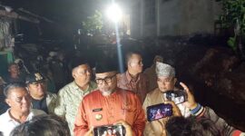 Sambangi Rumah Duka Korban Reruntuhan Tembok SMKN1, Wakil Ketua DPRD Terpilih Ivan Wirata Sampaikan Duka Yang Mendalam. (FOTO : Viryzha)