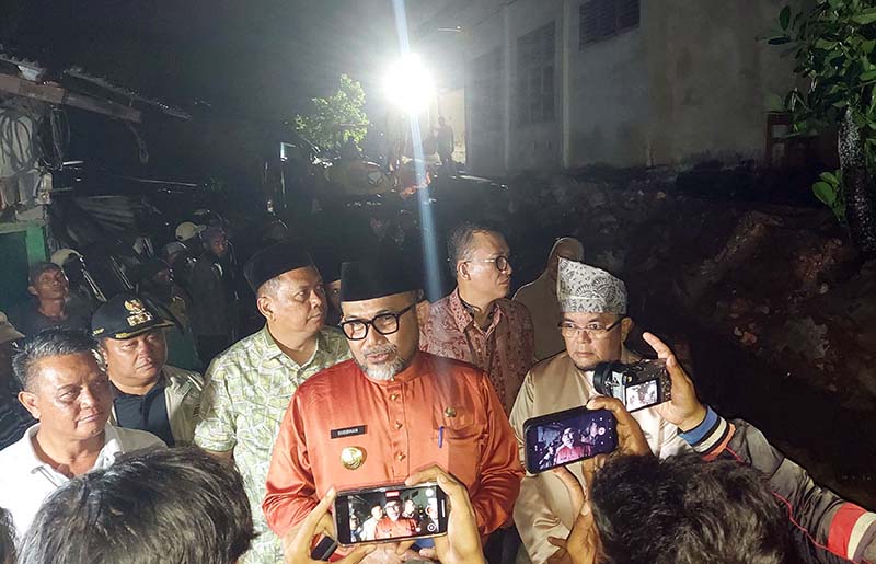 Sambangi Rumah Duka Korban Reruntuhan Tembok SMKN1, Wakil Ketua DPRD Terpilih Ivan Wirata Sampaikan Duka Yang Mendalam. (FOTO : Viryzha)