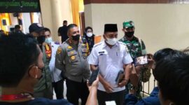 Penjabat Sekretaris Daerah (Sekda) Kabupaten Muaro Jambi Budi Hartono Ketika Diwawancari Wartwai USai Pimimpin Rapat Kordinasi Pengamanan malam pergantian Tahun 2021-2022, Rabu (29/12/21).