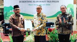 FOTO : Pj. Sekretaris Daerah Provinsi Jambi H. Sudirman pada Sosialisasi Forum Kolaborasi Pengelola Kawasan Ekosistem Esensial (KEE) Koridor Hidupan Liar di Bentang Alam Bukit Tiga Puluh Kabupaten Tebo, yang dilaksanakan di Hotel Aston Jambi, Kamis (09/07/20).