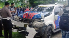Kendaraan Dinas Sat PJR mengalami kecelakaan di kawasan Jl. Agus Salim Kelurahan Handil Jaya, depan Poltekkes Kota Jambi, Rabu (19/1/22).