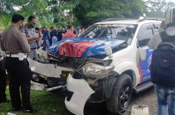 Kendaraan Dinas Sat PJR mengalami kecelakaan di kawasan Jl. Agus Salim Kelurahan Handil Jaya, depan Poltekkes Kota Jambi, Rabu (19/1/22).