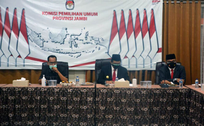 FOTO : Pjs Gubernur Jambi Ir. Restuardy Daud (Ardy) Saat Hadir Rapat Koordinasi di Kantor KPUD Provinsi Jambi, Senin (05/10/20).