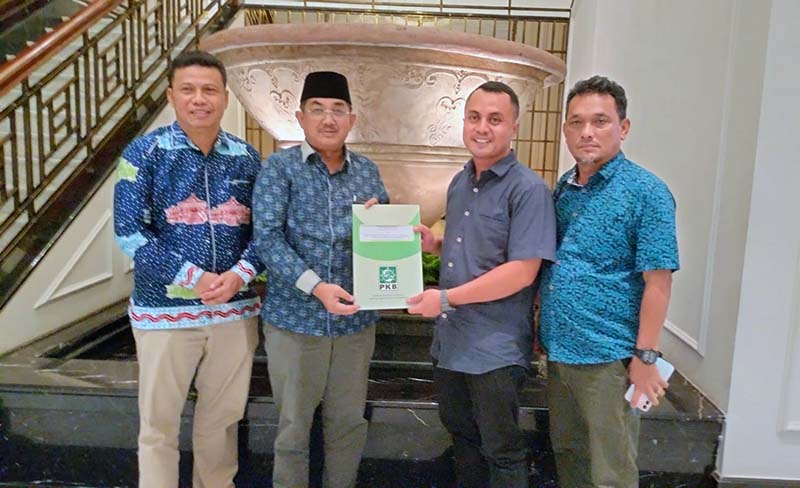 H. Anwar Sadat, Katamso dan Ketua DPC PKB Tanjab Barat M Zaky, ST serta Pengurus PAN Menunjukan Surat Rekomendasi Dukungan. FOTO : Tim Media