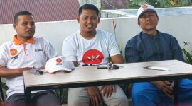 Ketua DPD PKS Tanjab Barat Najib Zamzami didampingi Ketua Majelis Pertimbangan Daerah H Azis Rohman dan Sekretaris PKS Tanjab Barat Ali Imran saat berdiskusi bersama awak Minggu (19/6/22). FOTO : Ist