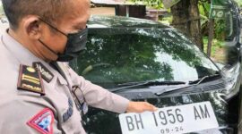 KBO Satlantas Polres Muaro Jambi IPTU Made Yoso Menunjuk Plat Berwarna Dasar Putih. FOTO : Humas PMJ