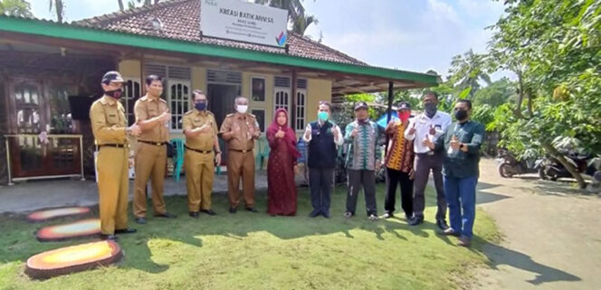 FOTO : Sujana selaku Manajer UPDK Jambi kembali menyalurkan sejumlah bantuan kepada kelompok pengrajin batik khas Jambi Kreasi Batik Annisa selaku mitra binaan CSR PT PLN (Persero) di kelurahan Payo Selincah, Senin (29/06/20).