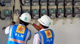 Ilustrasi petugas PLN yang tengah memeriksa pasokan listrik. /PLN. FOTO : Pikiranrakyat.