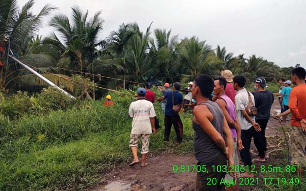Penampakan Lima Tiang PLN tegangan menengah (TM) di Desa Sungai Jering, Kecamatan Seberang Kota, Kabupaten Tanjung Jabung Barat yang Roboh, Jumat (20/08/21). FOTO : PLN ULP KTL