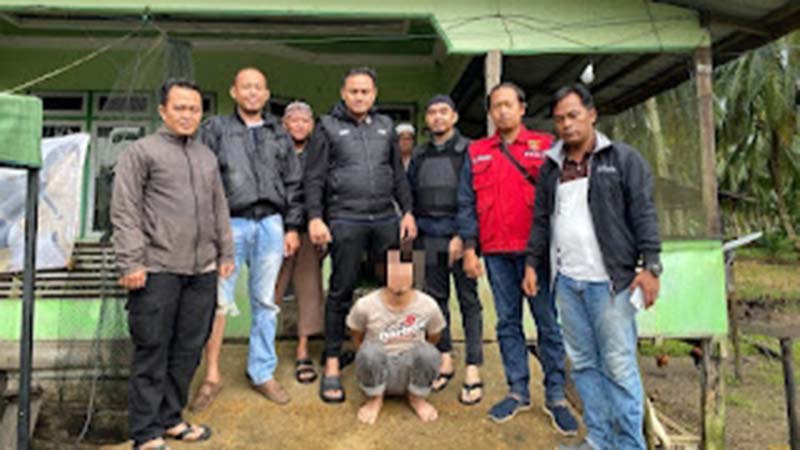Polisi Amankan RA di Muara Sabak Timur Beberapa Jam Usai Bacok Tetangga Hingga Tewas. FOTO : EksisJambi