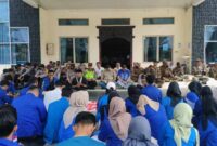 PMII saat melakukan aksi demo dan duduk bersama Ahmad Jahfar dan Jamal Darmawan, Sie serta pihak terkait lainnya di Lobi Gedung DPRD Tanjung Jabung Barat, Jambi, Rabu (21/9/22). FOTO : Ist/Lc
