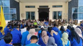 PMII saat melakukan aksi demo dan duduk bersama Ahmad Jahfar dan Jamal Darmawan, Sie serta pihak terkait lainnya di Lobi Gedung DPRD Tanjung Jabung Barat, Jambi, Rabu (21/9/22). FOTO : Ist/Lc