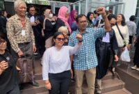 Haris Azhar dan Fatia Maulidiyanti Usai Diponis Bebas oleh Majelis Hakim Pengadilan Negeri Jakarta Timur. FOTO : [Kompas.com]