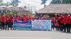 Pengadilan Negeri Kuala Tungkal saat melakukan kegiatan Public Campaign di Jalan Lintas Parit 4 Desa Sungai Saren, Kecamatan Bram Itam, Jum'at (25/2/22). FOTO : Lintastungkal