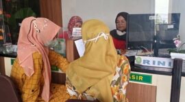 Petugas Pengadilan Negeri Kuala Tungkal memberikan pelayanan kepada Warga Masyarakat Tanjab Barat. FOTO : Bas/LT