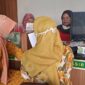 Petugas Pengadilan Negeri Kuala Tungkal memberikan pelayanan kepada Warga Masyarakat Tanjab Barat. FOTO : Bas/LT