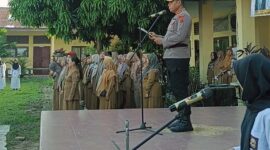 Kasubdit Bintibsos Ditbinmas Polda Jambi, AKBP Dr. Dadang D Karyanto, M.H., M.Pd menjadi Inspektur Upacara (Irup) di SMAN 08 Kota Jambi, Senin (05/5/25). FOTO : HMS