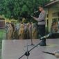 Kasubdit Bintibsos Ditbinmas Polda Jambi, AKBP Dr. Dadang D Karyanto, M.H., M.Pd menjadi Inspektur Upacara (Irup) di SMAN 08 Kota Jambi, Senin (05/5/25). FOTO : HMS