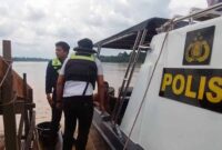 Direktorat Reserse Kriminal Khusus Menggunakan Kapal Cepat Mengamankan 3 Pelaku PETI di atas aliran Sungai Batanghari, Selasa (23/8/22). FOTO : Dhea.