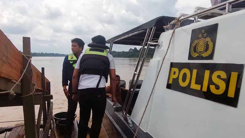 Direktorat Reserse Kriminal Khusus Menggunakan Kapal Cepat Mengamankan 3 Pelaku PETI di atas aliran Sungai Batanghari, Selasa (23/8/22). FOTO : Dhea.
