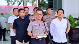 Kapolda Jambi Irjen Pol. Krisno H. Siregar saat memimpin konferensi pers pengungkapan kasus dugaan perdagangan bayi 8 bulan di Mapolda Jambi, Rabu (29/7/2026). (Foto: Dok. Humas Polda Jambi)