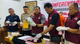 Dirresnarkoba Polda Jambi Kombes Pol Dr Ernesto Saiser saat menggelar konferensi pers di Mapolda Jambi, pada Kamis (26/3/25) FOTO : Viryzha