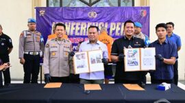 Wadirreskrimsus Polda Jambi AKBP Taufik Nurmandia didampingi Kasubdit IV AKBP Wendi Oktariansyah Saat Konferensi Persnya, Selasa (22/4/2025). FOTO : VIRYZHA
