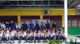 Ditresnarkoba Polda Jambi  Pasang Spanduk Himbauan Bahaya Narkoba di SMP Negeri 6 Kota Jambi. FOTO : HMS