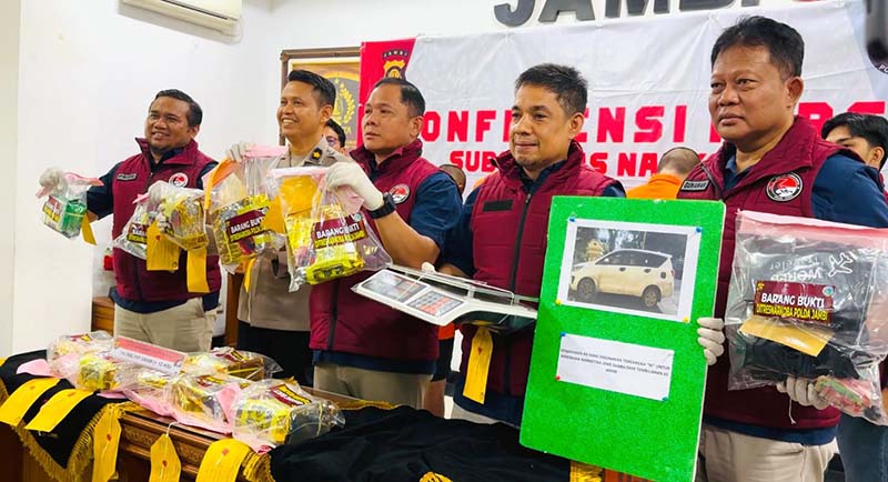 Direktur Reserse Narkoba (Dirresnarkoba) Polda Jambi, Kombes Pol Dr Ernesto Seiser Saat Pres Rilis Gagalkan Peredaran Sabu Seberat 12 Kilogram Jaringan Internasional. FOTO : Dhea