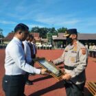 Kapolda Jambi Irjen Pol A Rachmad Wibowo Menyerahkan Penghargaan Kepada Personel yang Naik Pangkat. FOTO : Humas Polda Jambi